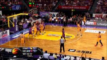 Amazing one-handed ally-oop dunk by Perry