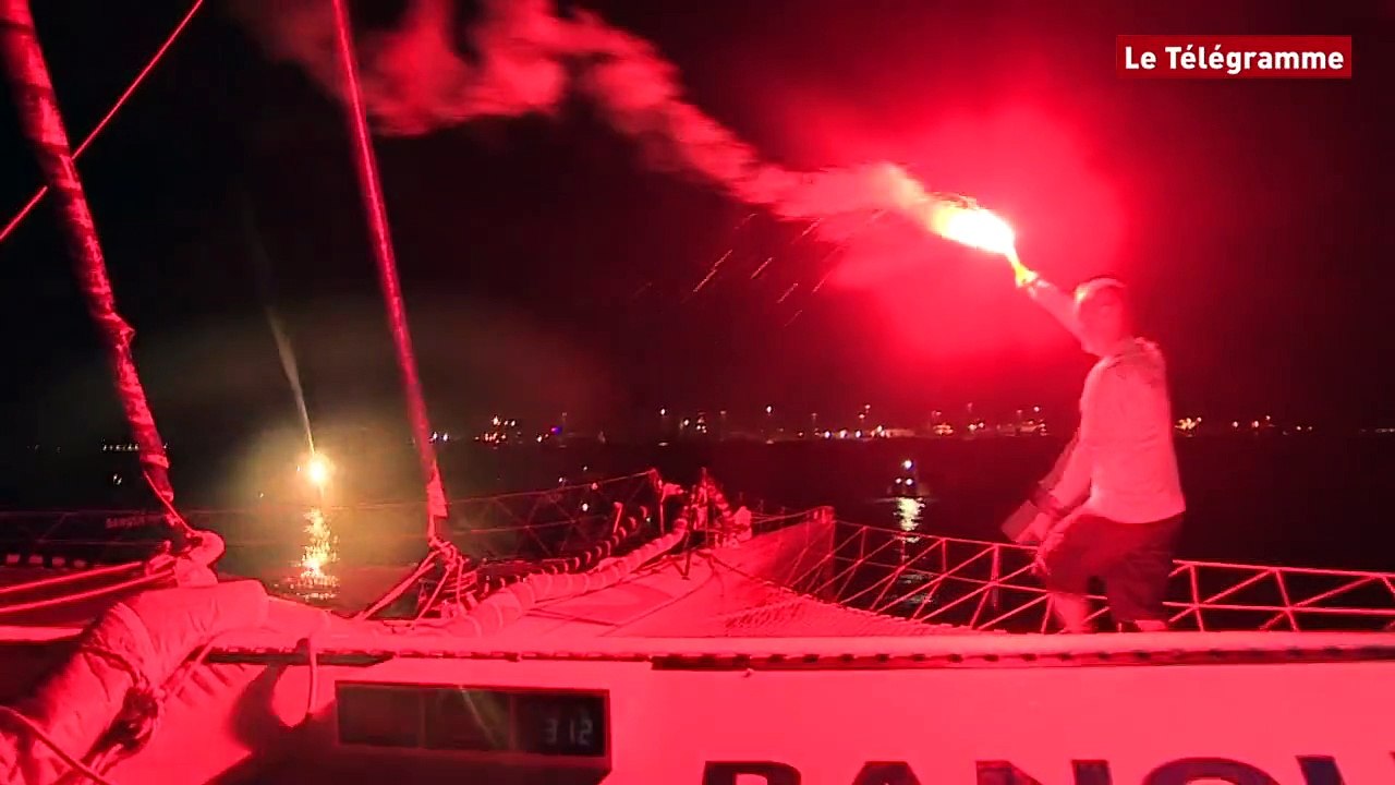 Route du Rhum. Le passage de la ligne d'arrivée de Loïck Peyron sur Banque Populaire
