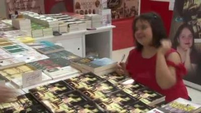 Down Sendromlu Yazar Pelin Atakan Kitap Fuarında İmza Dağıttı