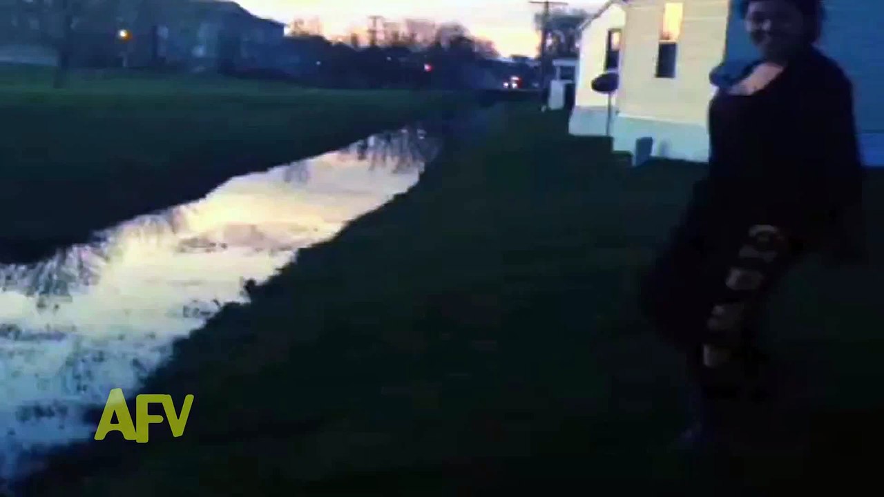 Une fille rate son saut au dessus de la rivière : FAIL ridicule!