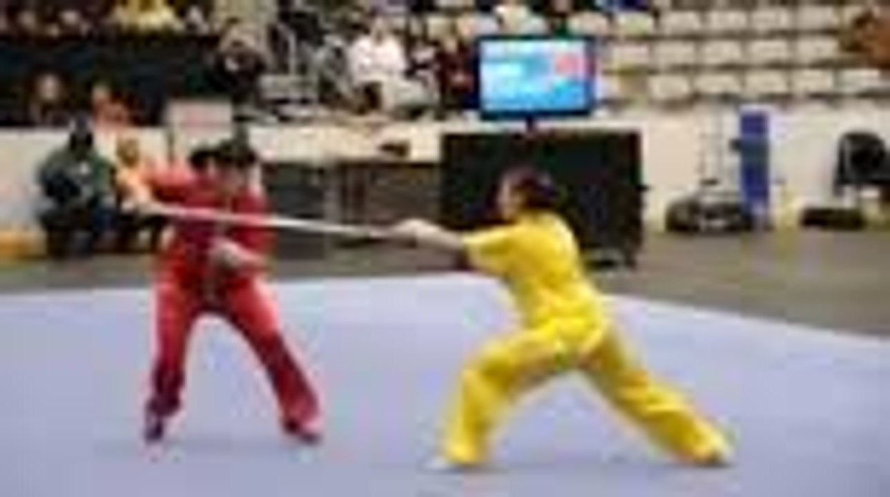 2 championnes d'arts martiaux font une Démonstration de wushu!