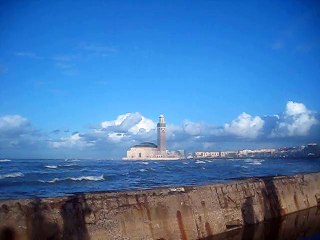 les vagues montent jusqu'au bord à Casablanca ,hier le 09/11/2014