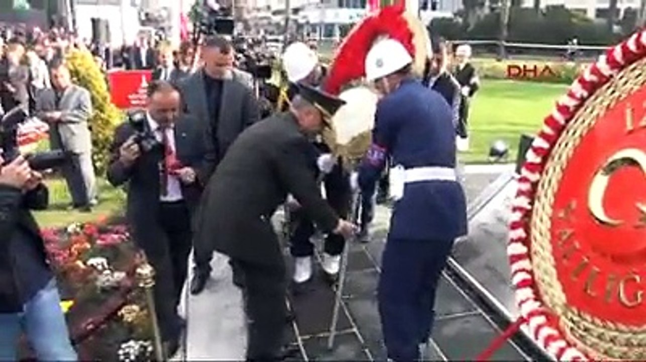 İZMİR'DE ATATÜRK ÖLÜMÜNÜN 76'NCI YILINDA TÖRENLE ANILDI