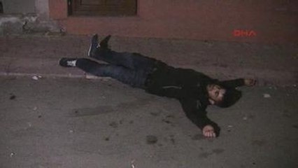 Müşterilerin Kavgasından Korkup 2'nci Kattan Atladı