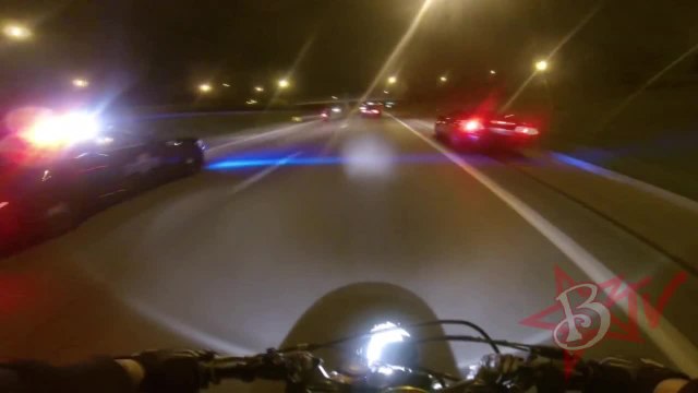 Un motard échappe à la police de justesse après une grosse course poursuite