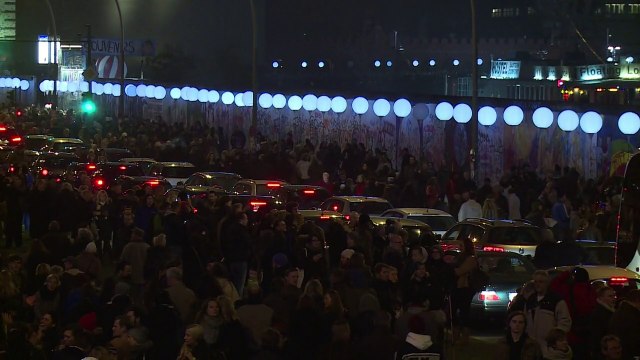 Berliner Ballon-Mauer löst sich in Luft auf