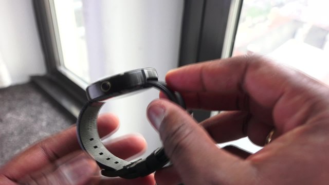 Moto 360: Unboxing Motorola's new smartwatch