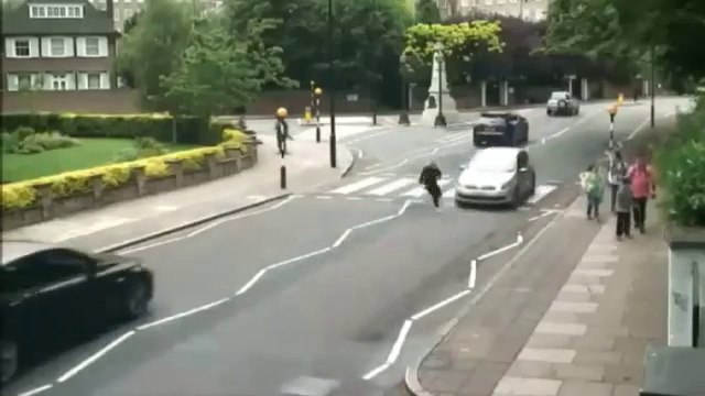 Une fille fauchée sur le passage piéton des Beatles