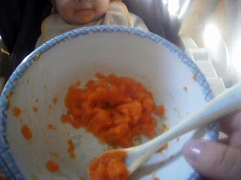 1ère purée de carottes pour Nora à 5 mois et 5 jours
