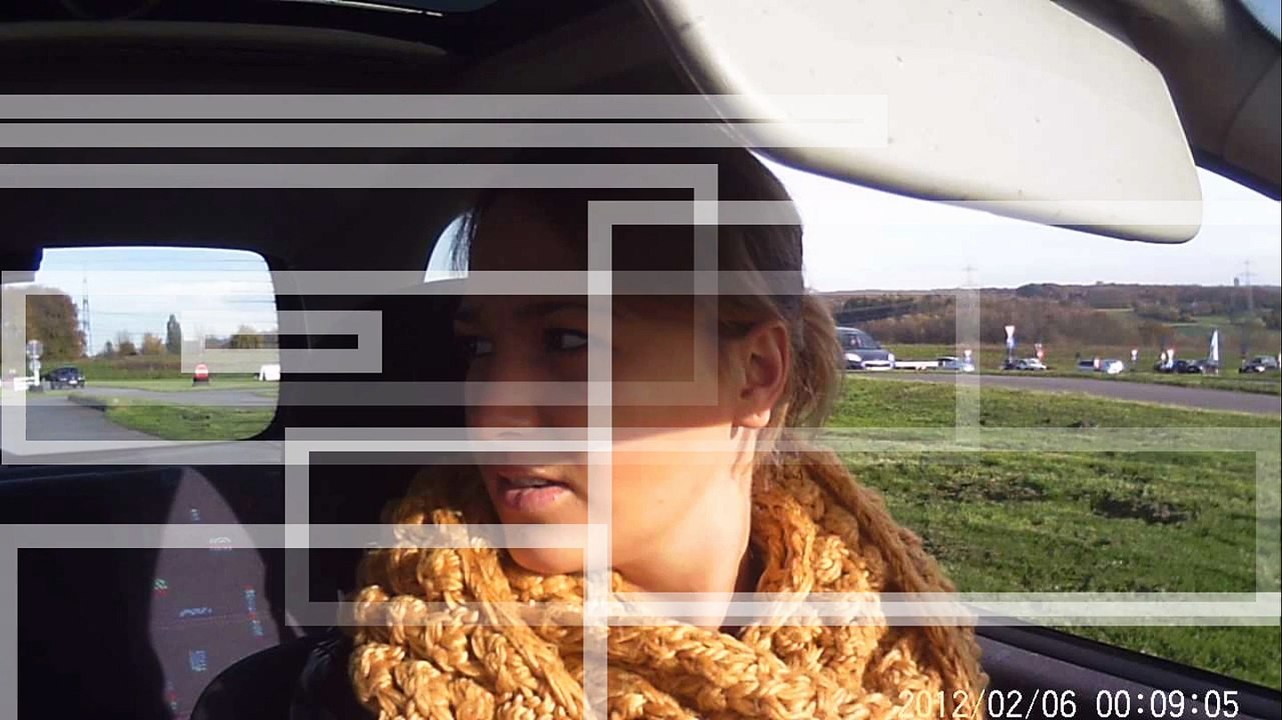 Anita Latifi Beim Auto Fahren