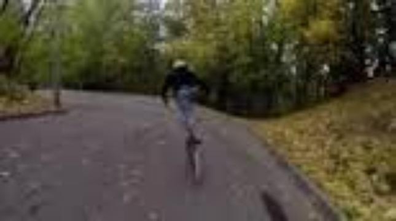 Il descend une pente debout sur son vélo