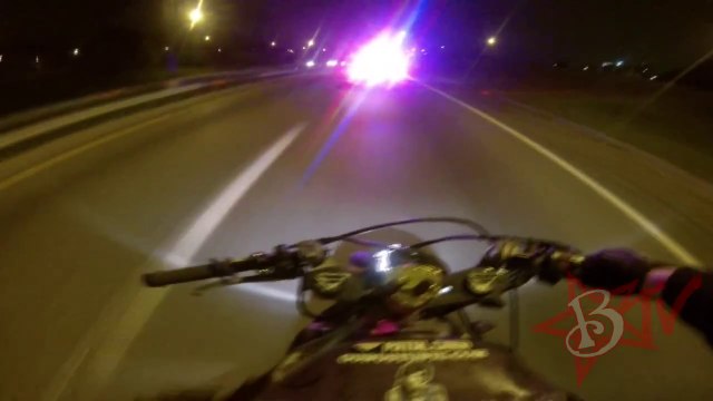 Course poursuite entre une moto et une voiture de flics