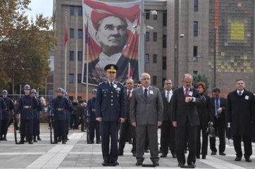 Eskişehir'de Atatürk'e saygı nöbeti