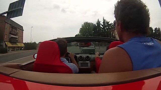 Ferrari an der Wand geschrottet