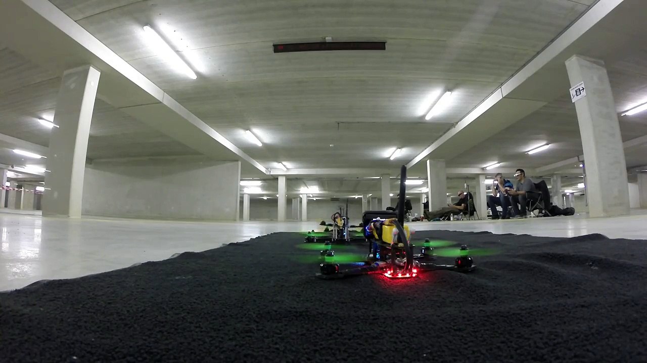 Course de drones dans un parking souterrain par Mini H Quad