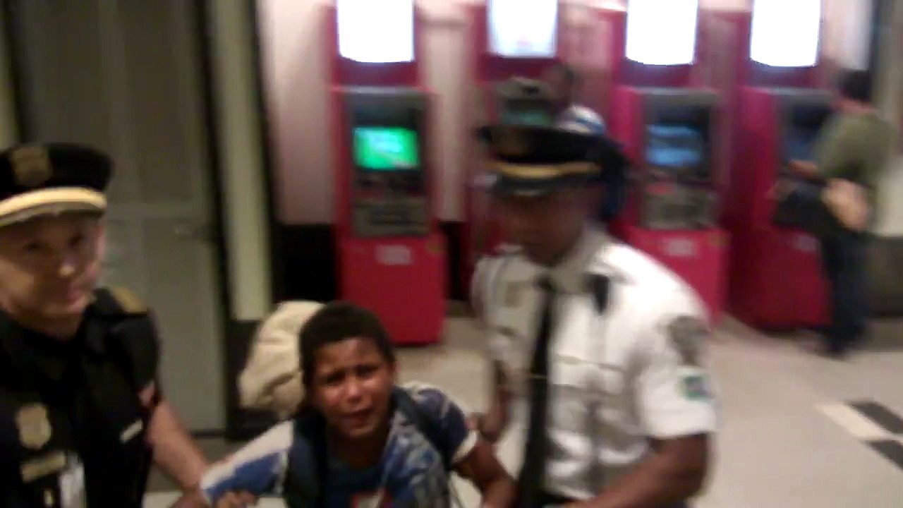 Criança é arrastada e expulsa por seguranças de shopping em Brasília