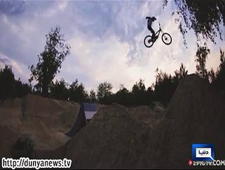 Dunya News-2 friends' race in Australian jungles attracts everyone