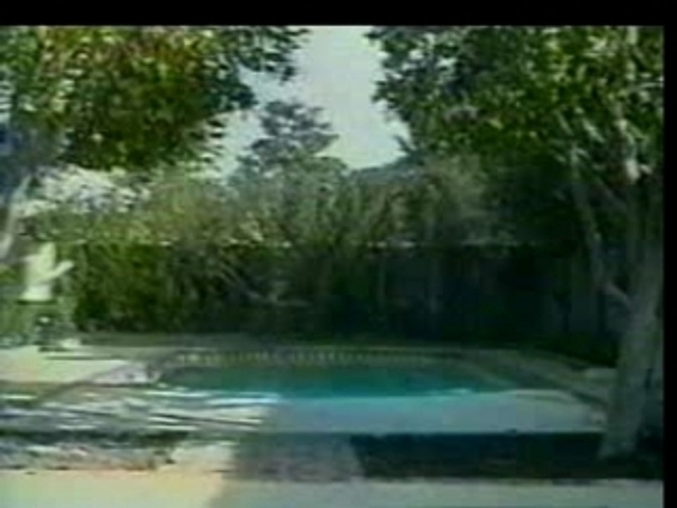 imbécile jump over swiming pool