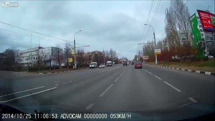 Driver doesn't see a pedestrian in the crosswalk