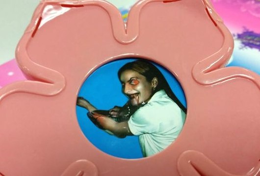 Un jouet pour petite fille avec une photo perturbante (Sous-titre en français)