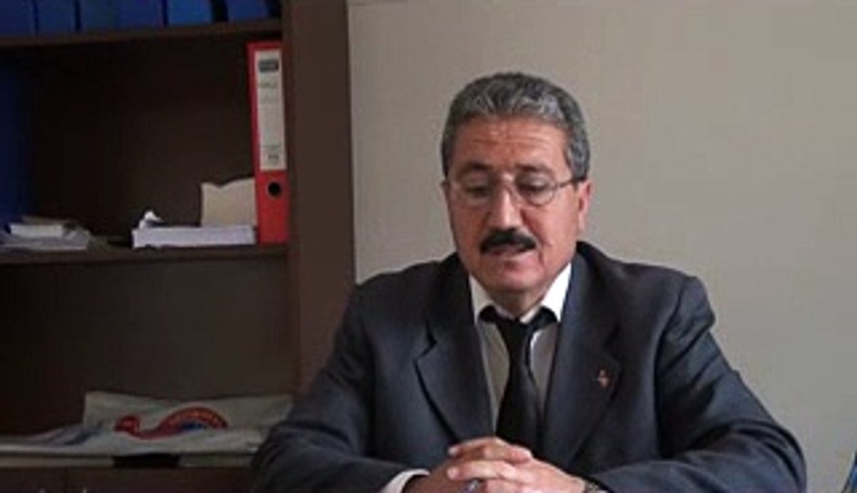ATATÜRK’ÜN ARAMIZDAN AYRILIŞININ 76. YILDÖNÜMÜ NEDENİYLE BASIN AÇIKLAMASI YAPAN EĞİTİM – İŞ UŞAK ŞUBE BAŞKANI ERCAN UZUN