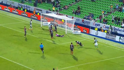 Santos keep play-off hopes alive with controversial victory