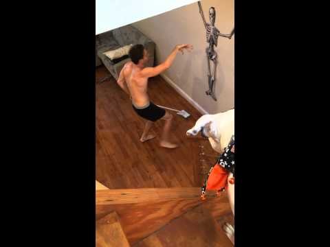 Grillé en train de faire le ménage en dansant