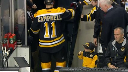 Скачать видео: Un enfant checke avec ses joueurs de hockey préférés