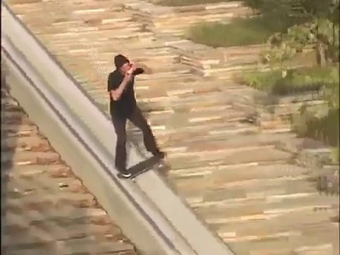Un skater descend une bière en ridant