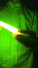 Un bâton lumineux explose au visage d'un gamin