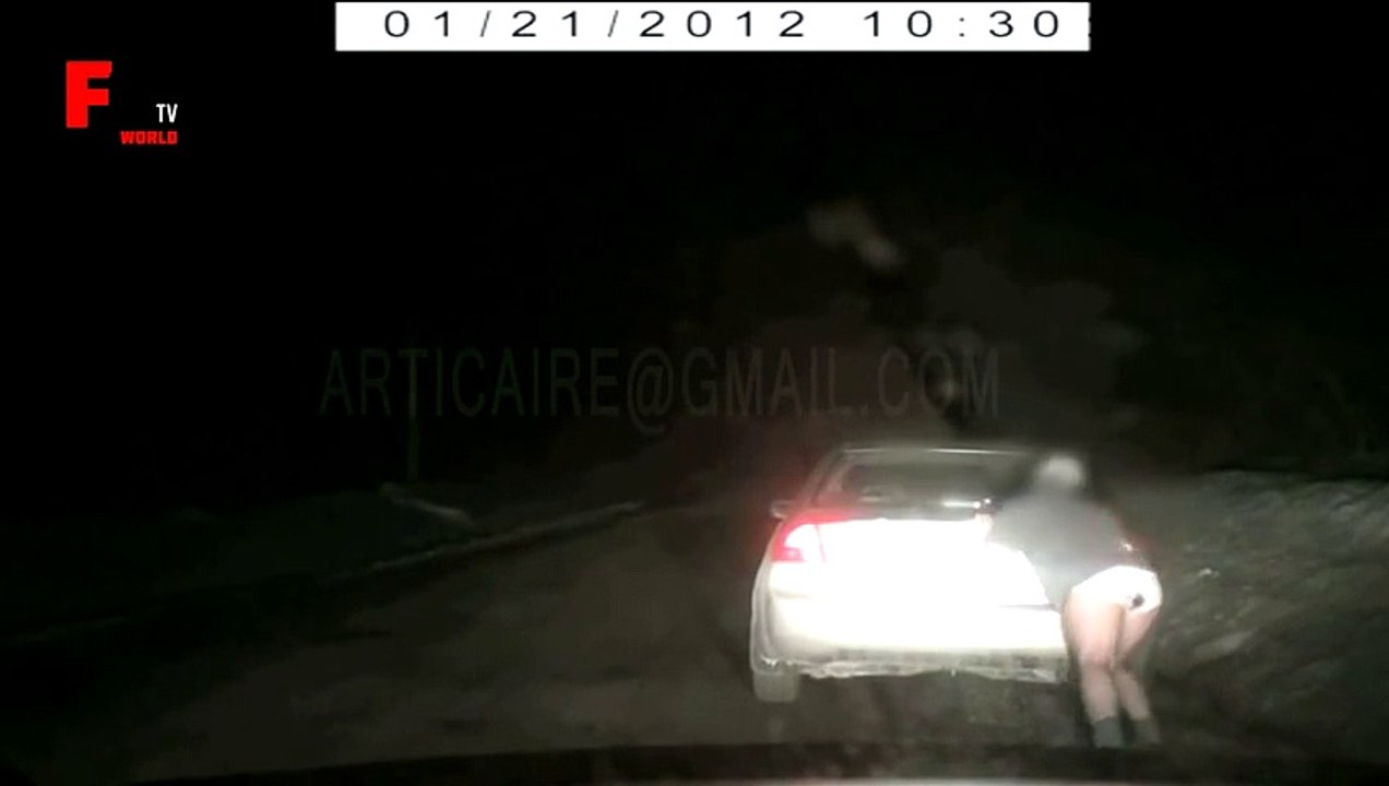 [+18 ~ Sexy Funny Girl]No pants guys pushing his car - Fails World