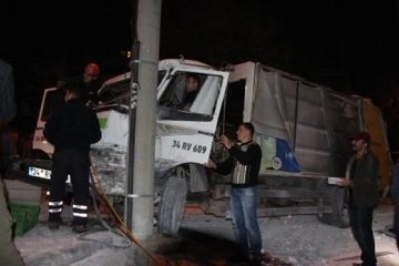 Freni Boşalan Çöp Kamyonu Önüne Gelene Çarptı