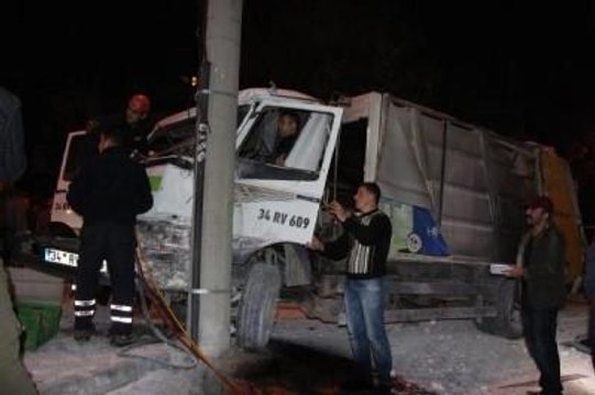 Freni Boşalan Çöp Kamyonu Önüne Gelene Çarptı