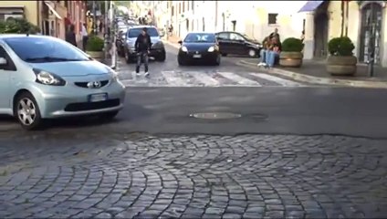 [+18 ~ Sexy Funny Girl]Good Samaritans help a Guy with Limp