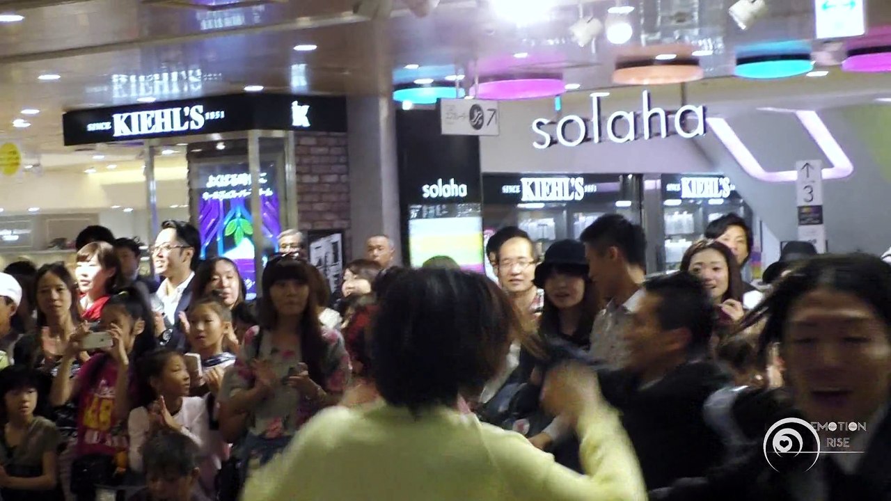 フラッシュモブ サプライズ プロポーズ　One Direction "C'mon C'mon" あべのハルカス from台湾 ”Flashmob Surprise Proposal"