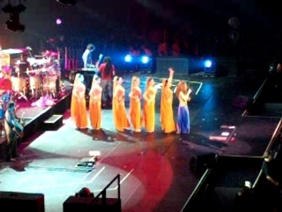 13-1896-Shakira Bercy07