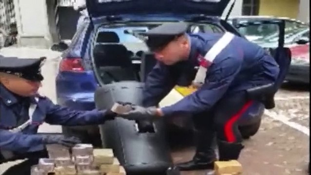 Napoli - 400 panetti di hashish nel serbatoio gpl di un’auto (10.11.14)