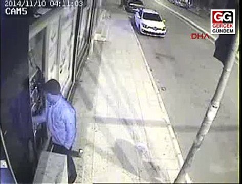 MARKETTEKİ HIRSIZLIK GİRİŞİMİ GÜVENLİK KAMERASINDA