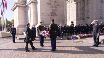 Скачать видео: François Hollande dépose une gerbe au pied de la tombe du Soldat inconnu