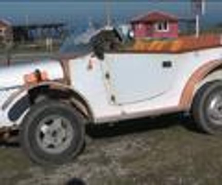 Tahta arabasıyla işe gidiyor