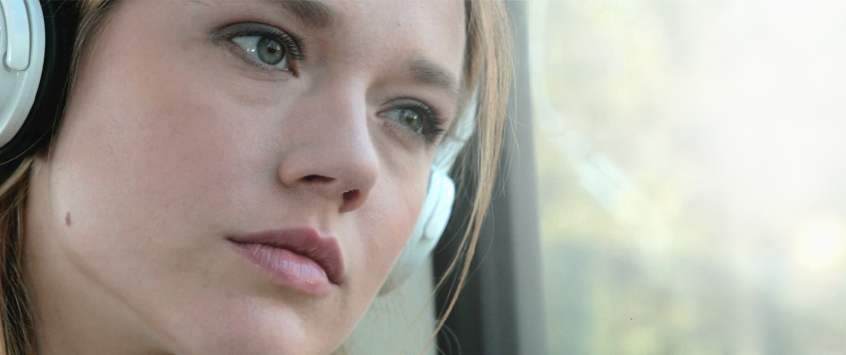 DES ÉCLATS DE VERRE (Shattered glass)