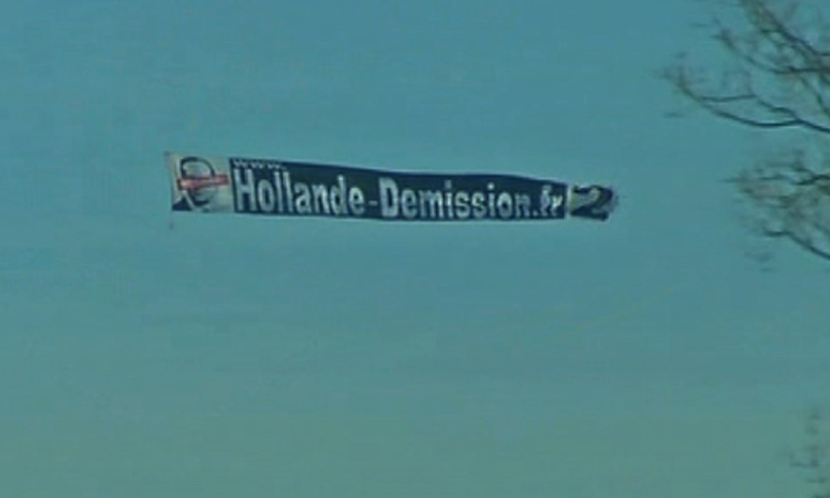 Un avion traine une banderole "Hollande démission" lors des commémorations du 11 novembre