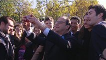 11 novembre: François Hollande fait un selfie avec des jeunes