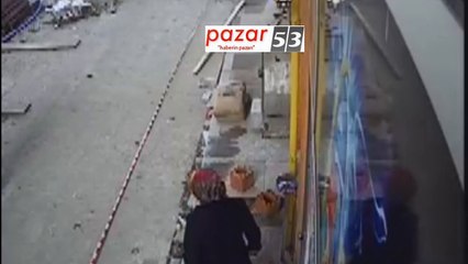 KADIN GEÇTİ, 2 TORBA ÇİMENTO DÜŞTÜ!