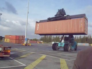Chargement d'un conteneur avec superstacker / Port de Lille 22 octobre 2014