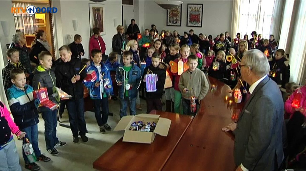 Afvallampions op gemeentehuis in Grootegast - RTV Noord