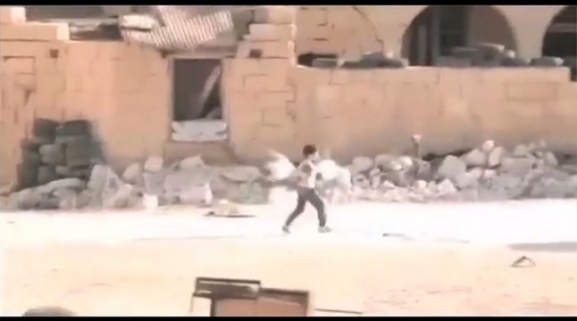 Un garçon porte secours à une petite fille en Syrie