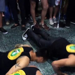 Chris Weidman coloca fãs para fazer flexões