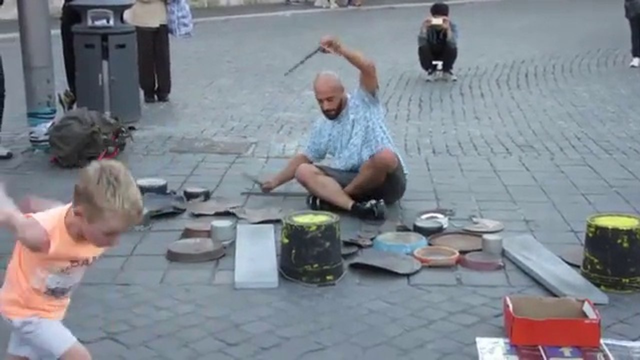Batteur de rue VS enfant danseur! Duo improbable et Double performance