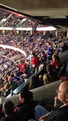 Tải video: Bagarre entres fans de hockey : ils se jettent dans les escaliers - Leafs vs Sens